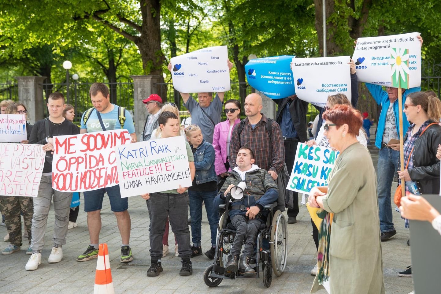 Riigikogu ees toimus Narva kooliperede protest koolide ühendamise vastu. 