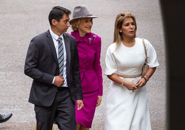30. juuli, Suurbritannia: printsess Haya Bint Al Hussein (valges kleidis) saabub Londoni kõrgema astme kohtusse.