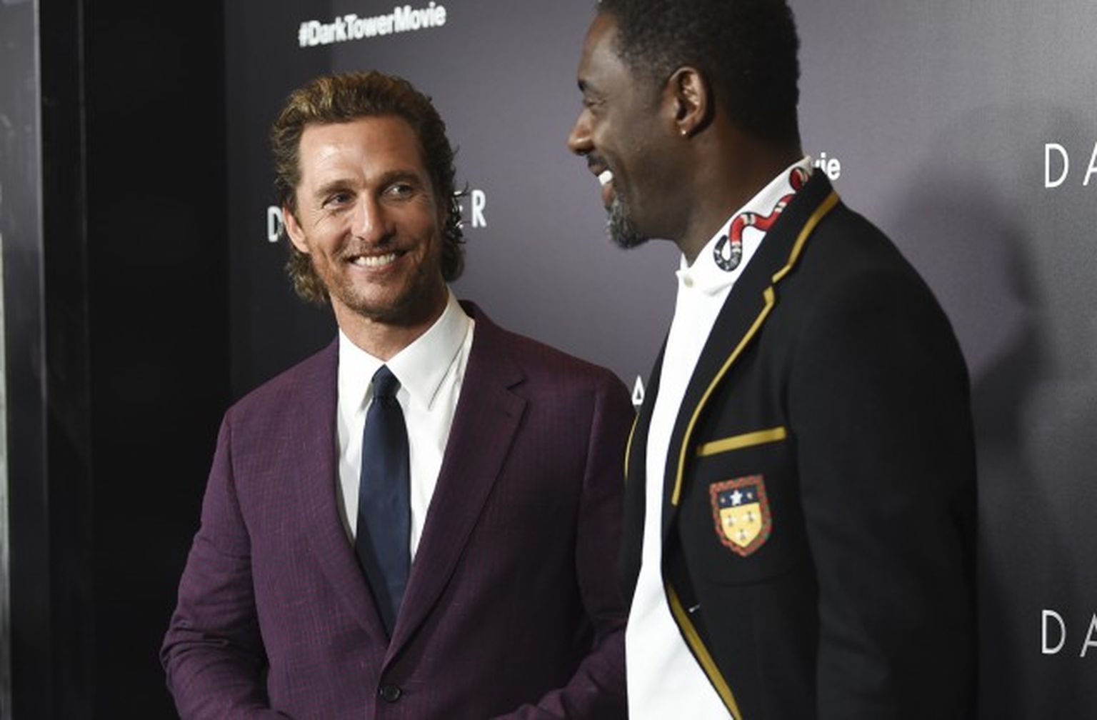 Idriss Elba (Idris Elba) un Metjū Makonahijs (Matthew McConaughey) filmas   «Tumšais tornis» (The Dark Tower) pirmizrādē