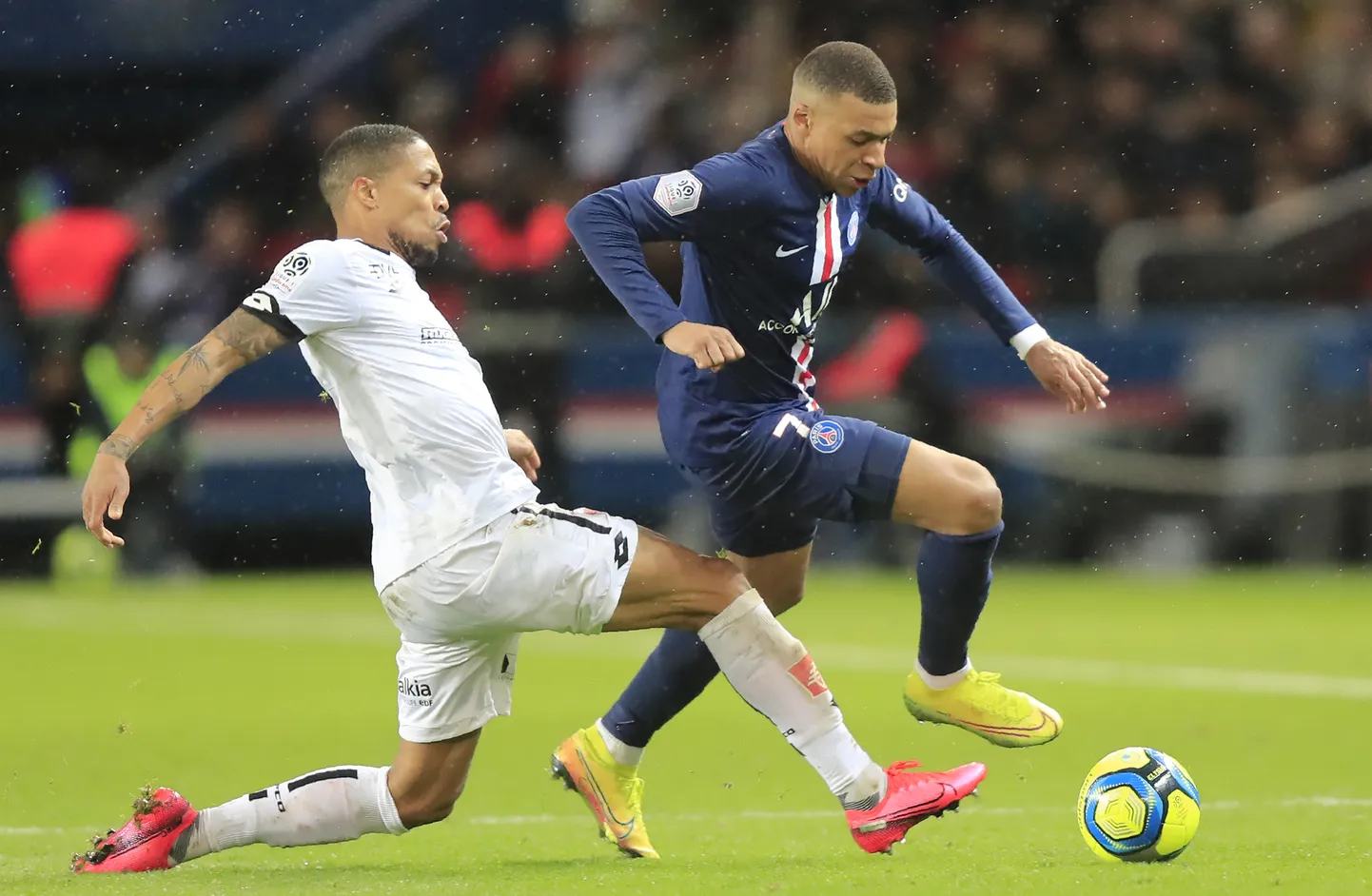 Mickaël Alphonse (valges) takitstamas Kylian Mbappe´d.