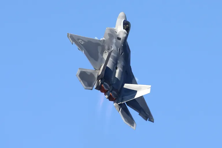 F-22 Raptor hävitaja.