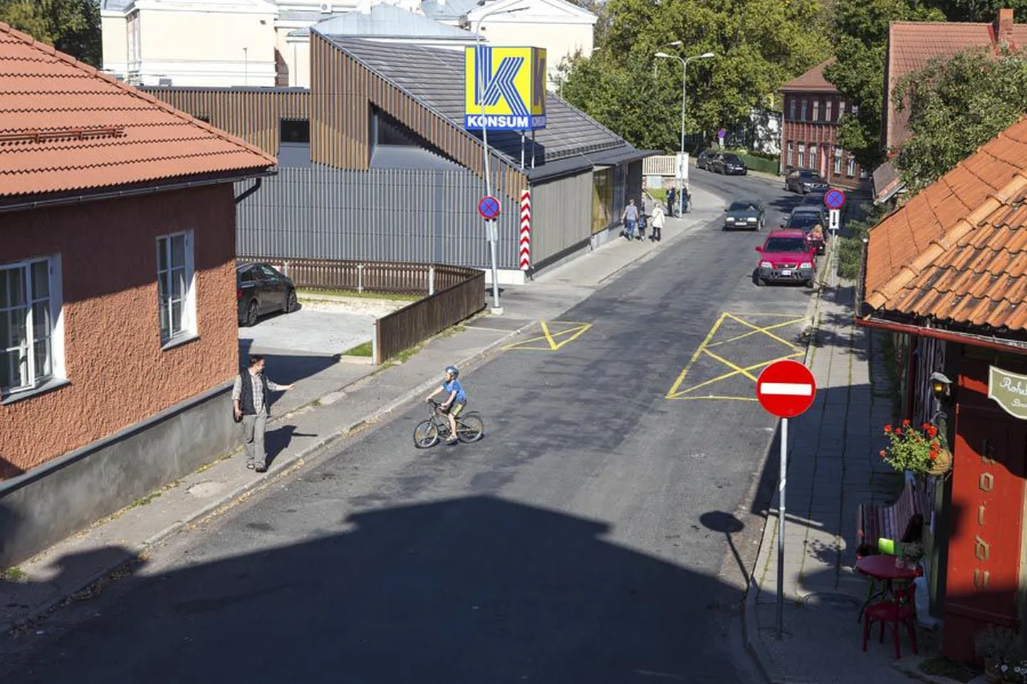 Koidu tänava kate on juba aastaid olnud Viljandi südalinnas üks konarlikumaid. Praeguse plaani kohaselt peaks sinna uus asfalt maha saama 1. novembriks.