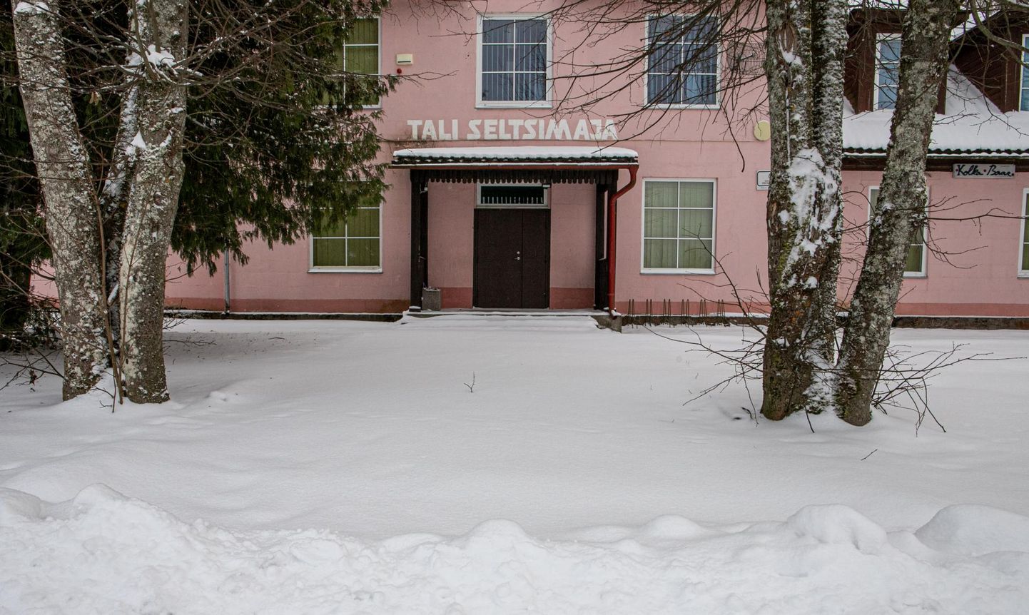 Saarde valla asutusena on Tali ajaloolise seltsimaja uks kinni ja välistrepp hanges.