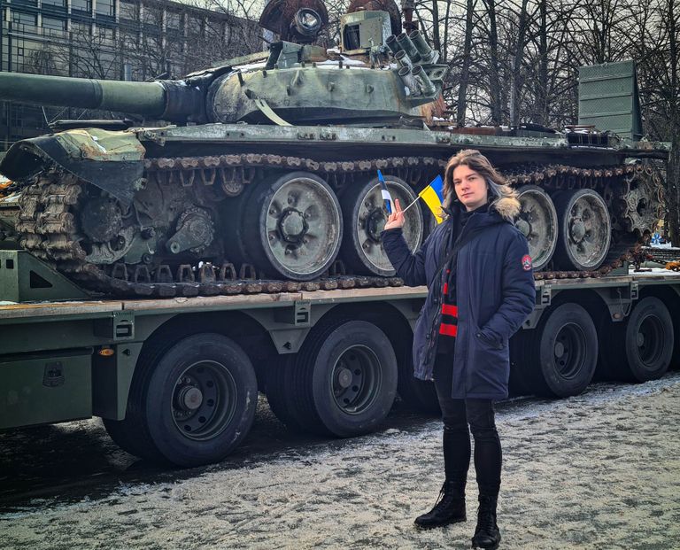 Активист Даниил Куракин у подбитого российского танка в Таллинне
