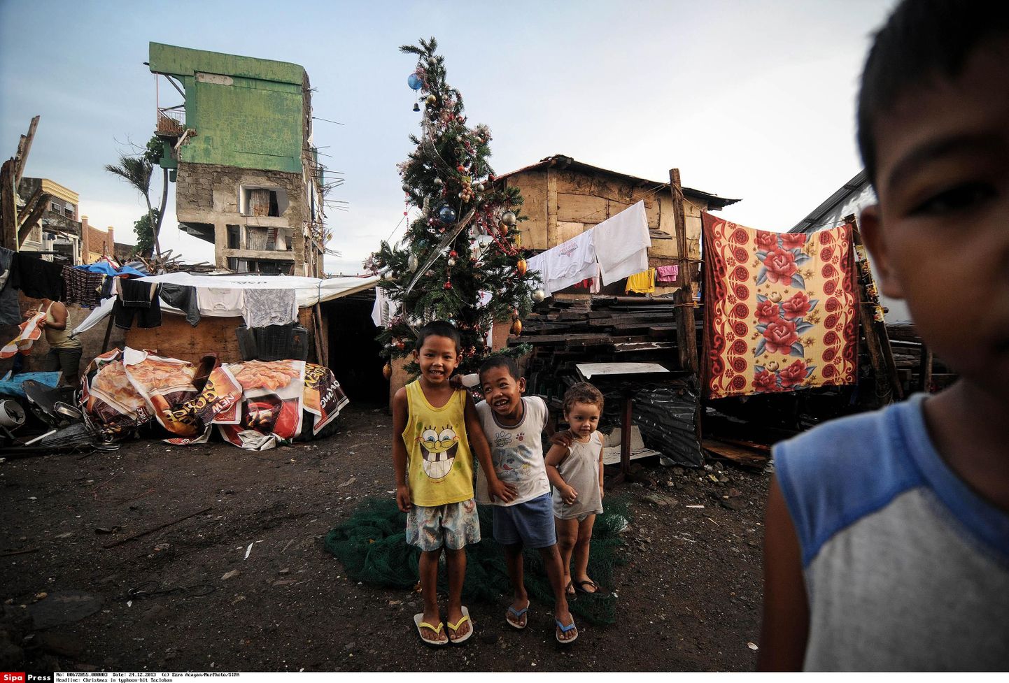 Taclobani lapsed jõulupuu juures.