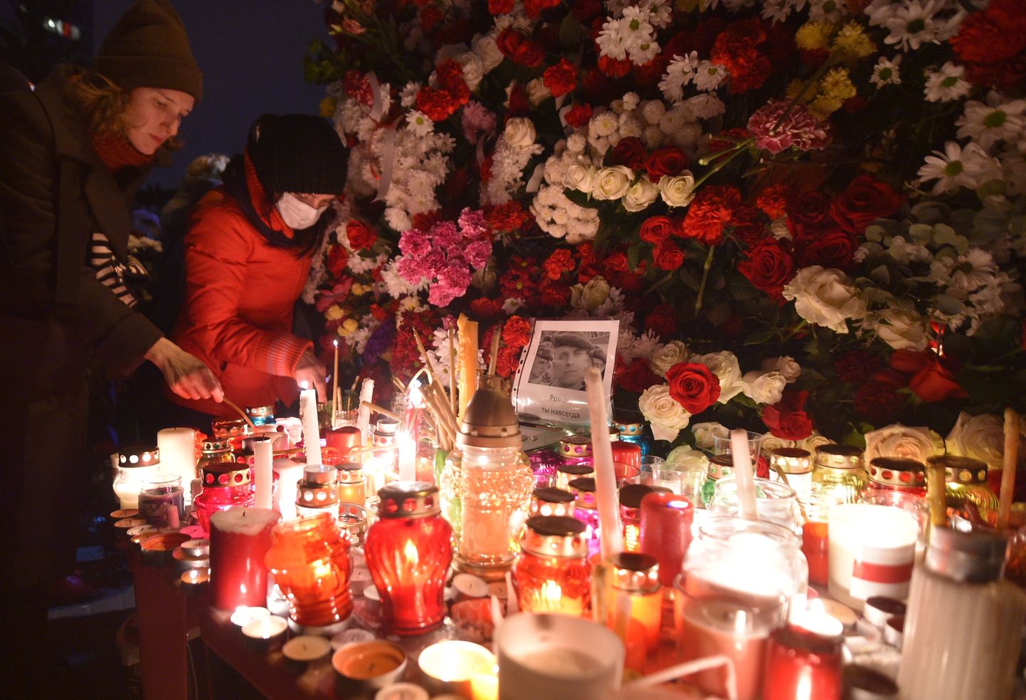 Жители Минска принесли цветы к портрету погибшего Романа Бондаренко.