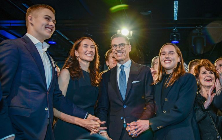 Soome presidendivalimised võitis 11. veebruaril 2024 Alexander Stubb. Pildil on ta koos perega: vasakul on abikaasa Suzanne ja poeg Oliver ja paremal on tütar Emilie.