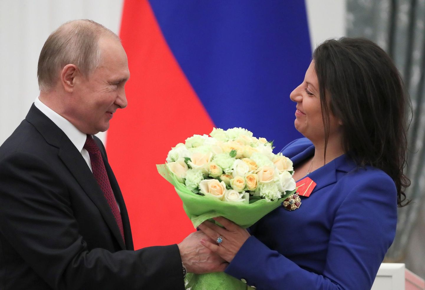Venemaa president Vladimir Putin tervitab lilledega Kremli propagandakanali RT juhti Margarita Simonjani.
