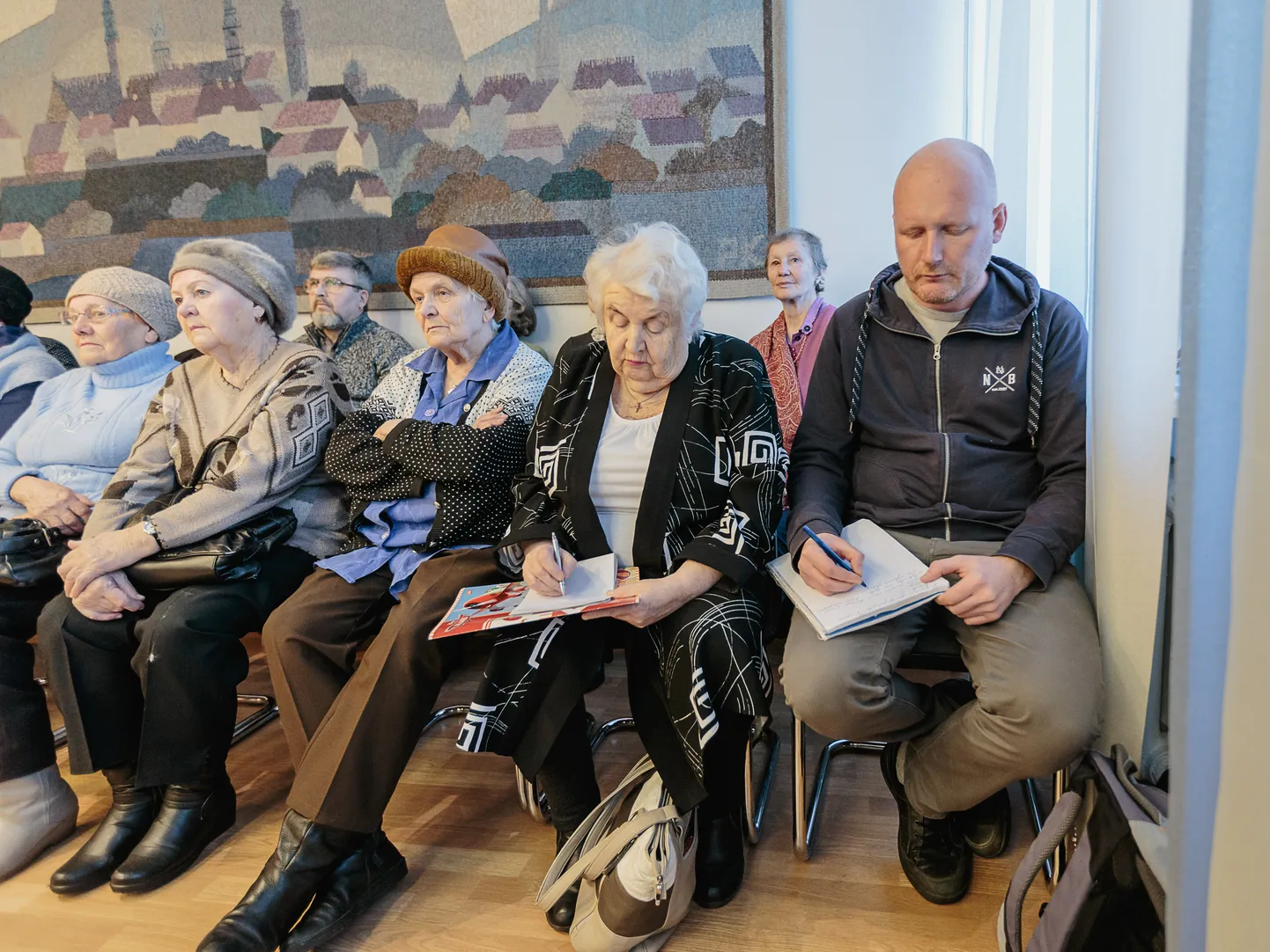 Üldkokkuvõttes niigi vananev ja kahanev Narva elanikkond vähenes tänavu statistiliselt veelgi, kui rahvastikuregistrist tõmmati maha kõik registreerimata elukohaandmetega isikud. See foto on tehtud ühel Narva linnavolikogu istungil viibinud vaatlejatest ning annab juba iseenesest kohalikust elanikkonnast pildi.
