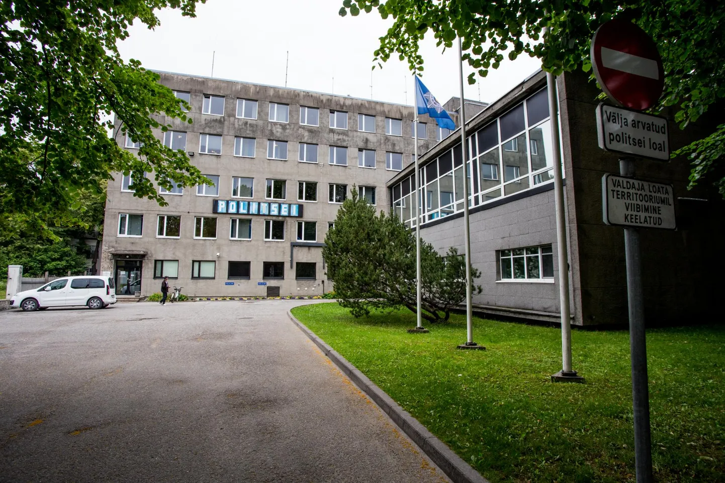 Klaaskarp (paremal), mis Johannes Käbini sõnutsi lausa nõudis telliskivi ja saigi 45 aastat tagasi.