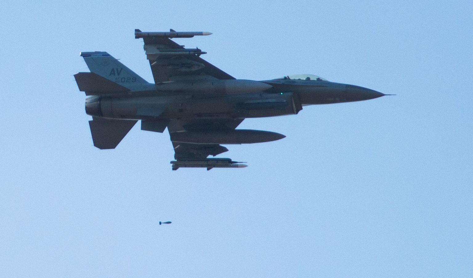 USA hävitajad F-16 harjutasid eile pommi viskamist Kaitseväe keskpolügoonil sihtmärgi pihta.
