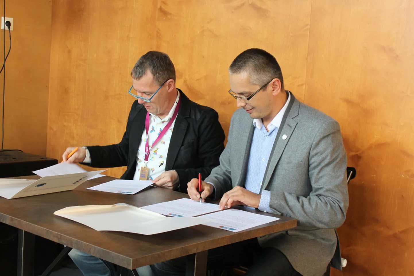 Narva linnapea Tarmo Tammiste ja Rakvere linnapea Marko Torm allkirjastamas linnadevahelise koostöö lepet, et Narvast saaks Euroopa 2024. aasta kultuuripealinn.

Facebook.com/Narva2024