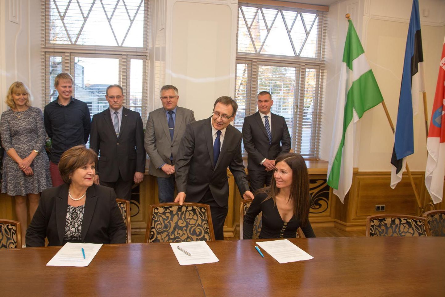 Esimesena kirjutavad Paides linna koalitsioonilepingule alla Kersti Sarapuu (vasakult), Mihhail Feštšin ja Siret Pihelgas.