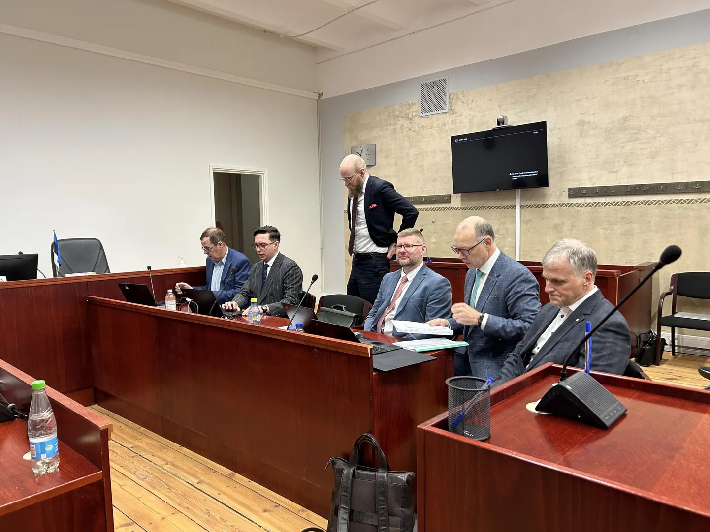 Eilsel kohtuistungil olid kohal nii süüalused kui ka kaitsjad. Parvel Pruunsillal (vasakul) on seni õnnestunud kohtusaali küllaltki edukalt vältida. Kaitsjad Andri Rohtla, Paul Keres, Tanel Kask ja Margo Lemetti saavad lõppsõna öelda esmaspäeval, ka Priit Humal (paremal) saab siis taas sõna.