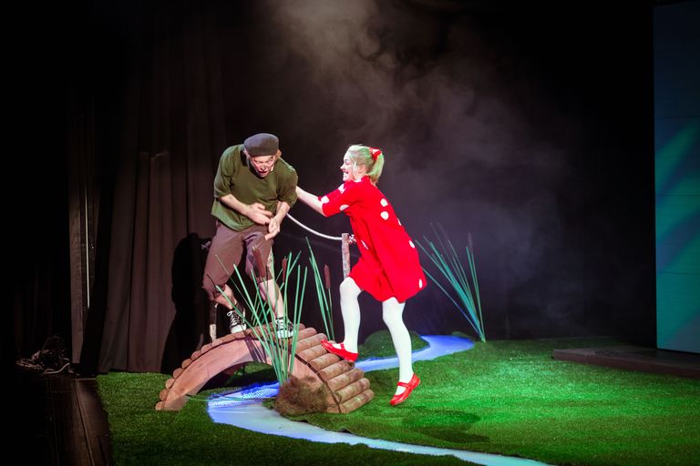 Mait Jooritsa lavastuses «Pollyanna» mängivad NUKU teatris Tiina Adamson (Pollyanna), Markus Habakukk (Jimmy).