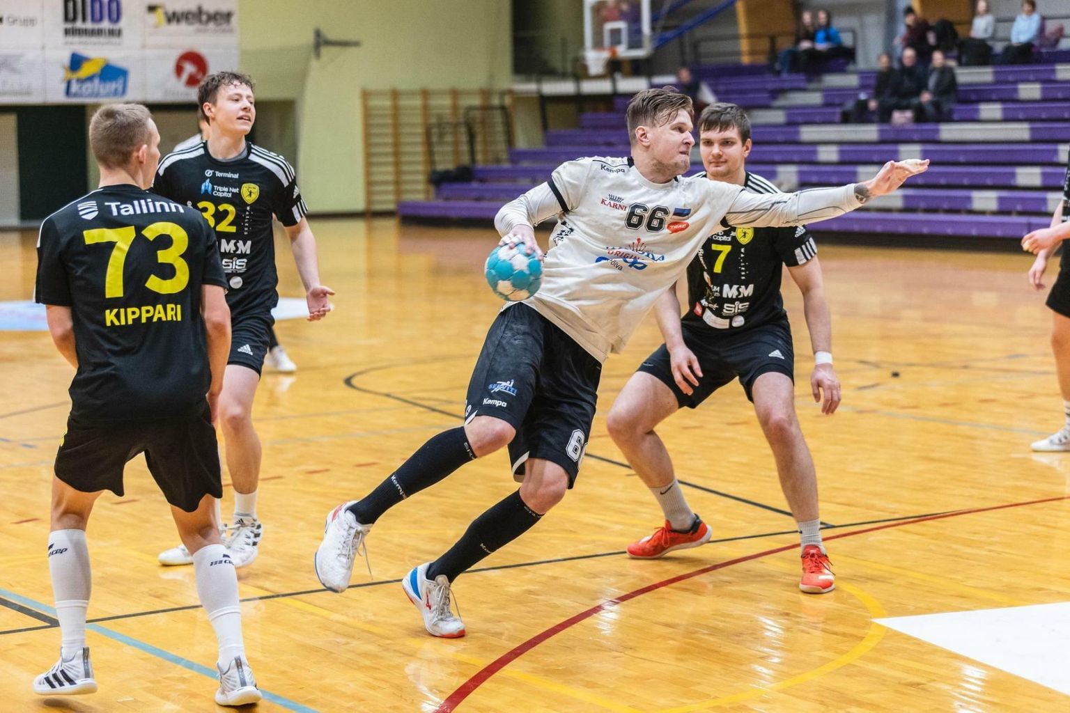 Serviti sai taas kindla võidu. Palliga on Hendrik Varul.