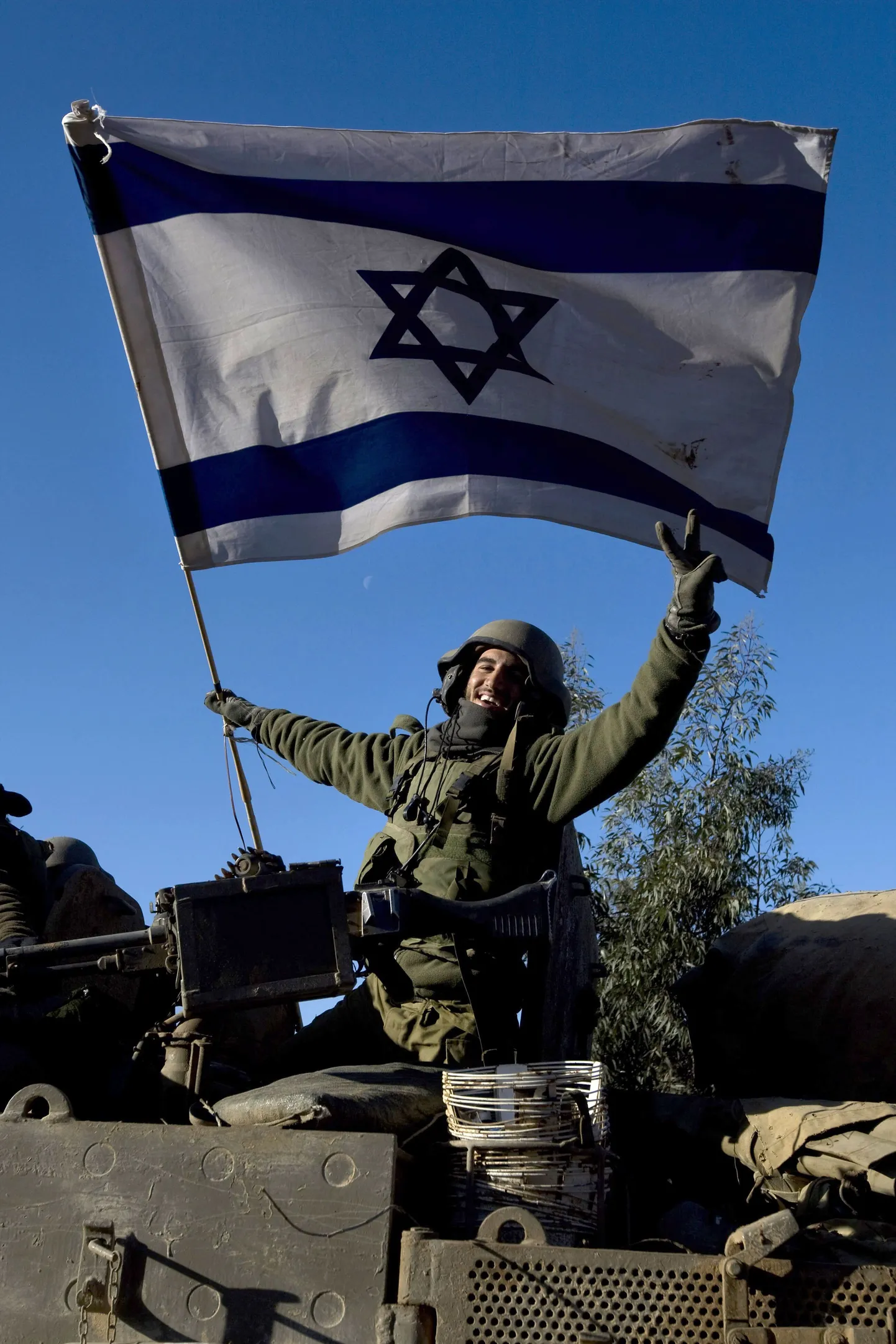 Operatsiooni lõppu tähistav Iisraeli sõdur.