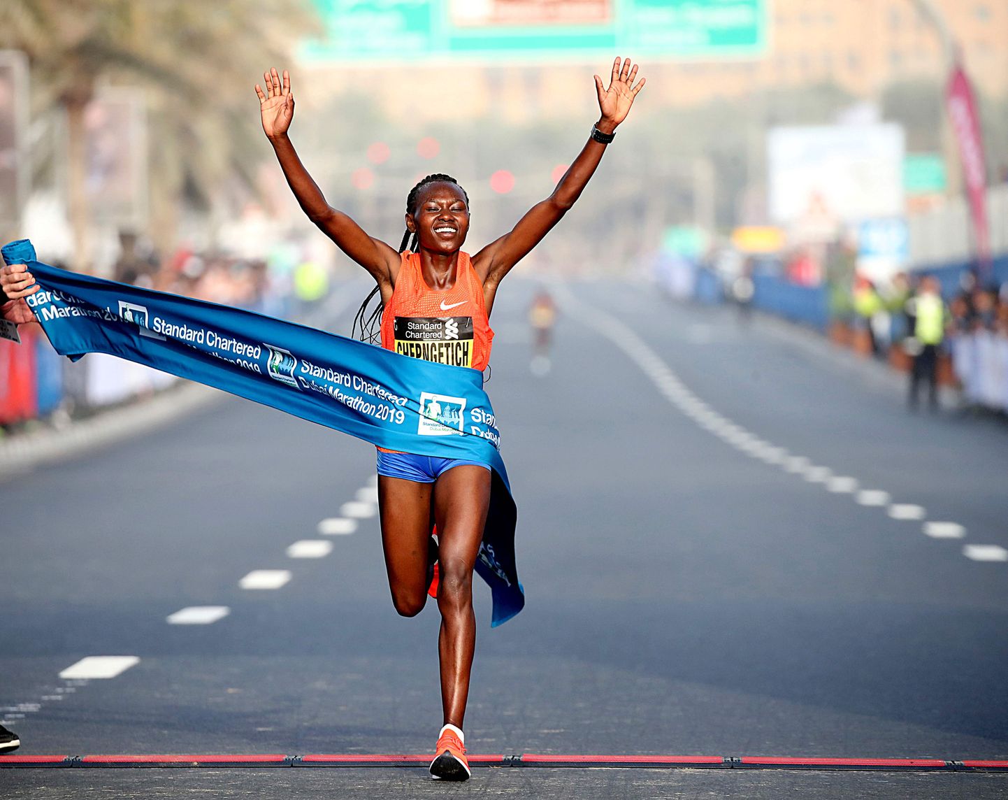 Ruth Chepngetich Dubai maratoni finišis.