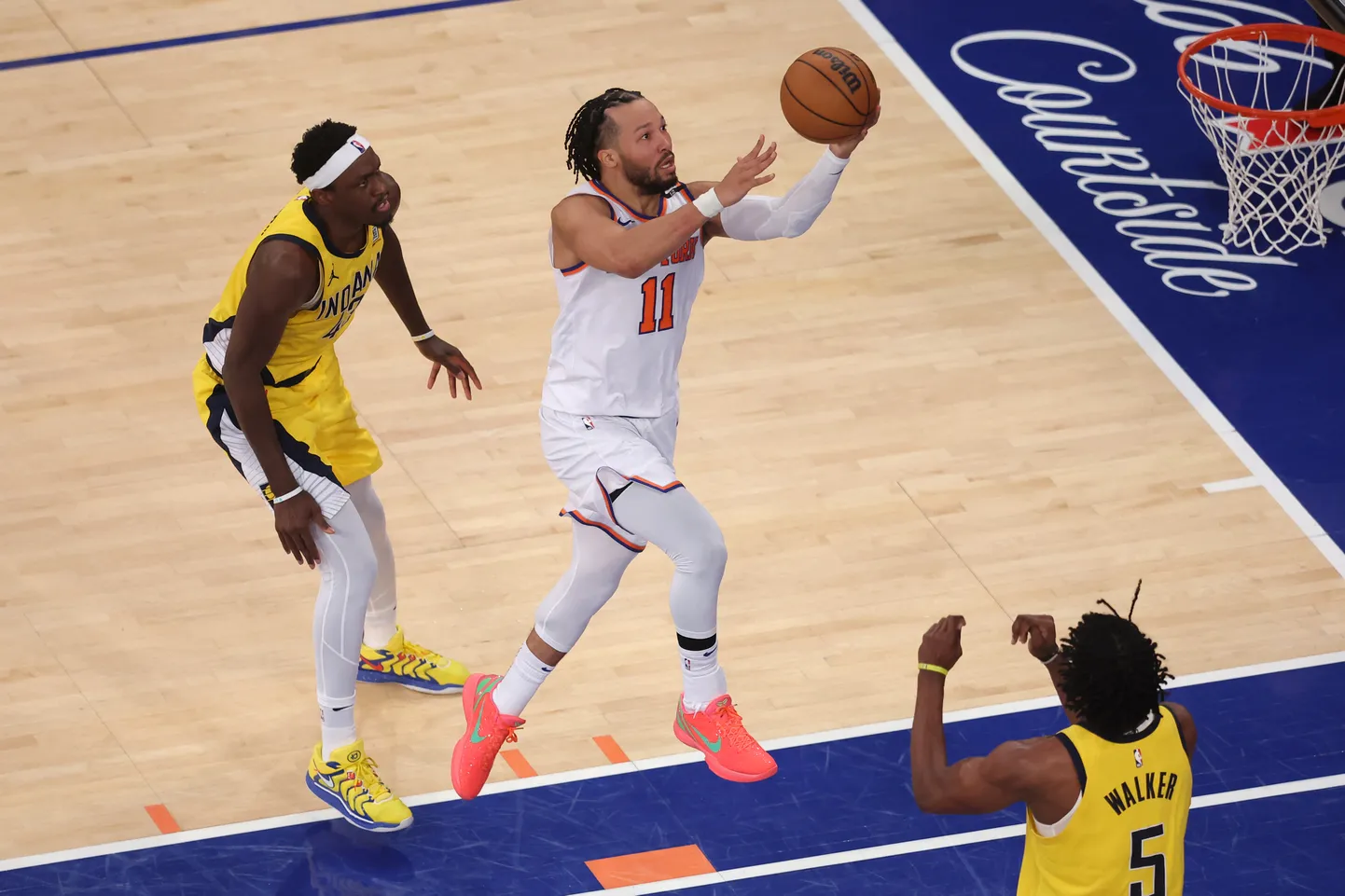 New York Knicksi mängija Jalen Brunson (palliga) vedas oma klubi kodusaalis Indiana Pacersi vastu võidule.