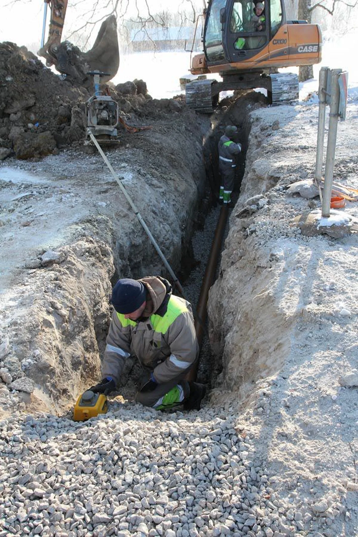 Osaühingu Wesico Project töömehed on Olustveres olnud ametis aasta algusest. Vahepeal pidasid nad kaks nädalat külmapühi, aga nüüd müttavad taas uue hooga.