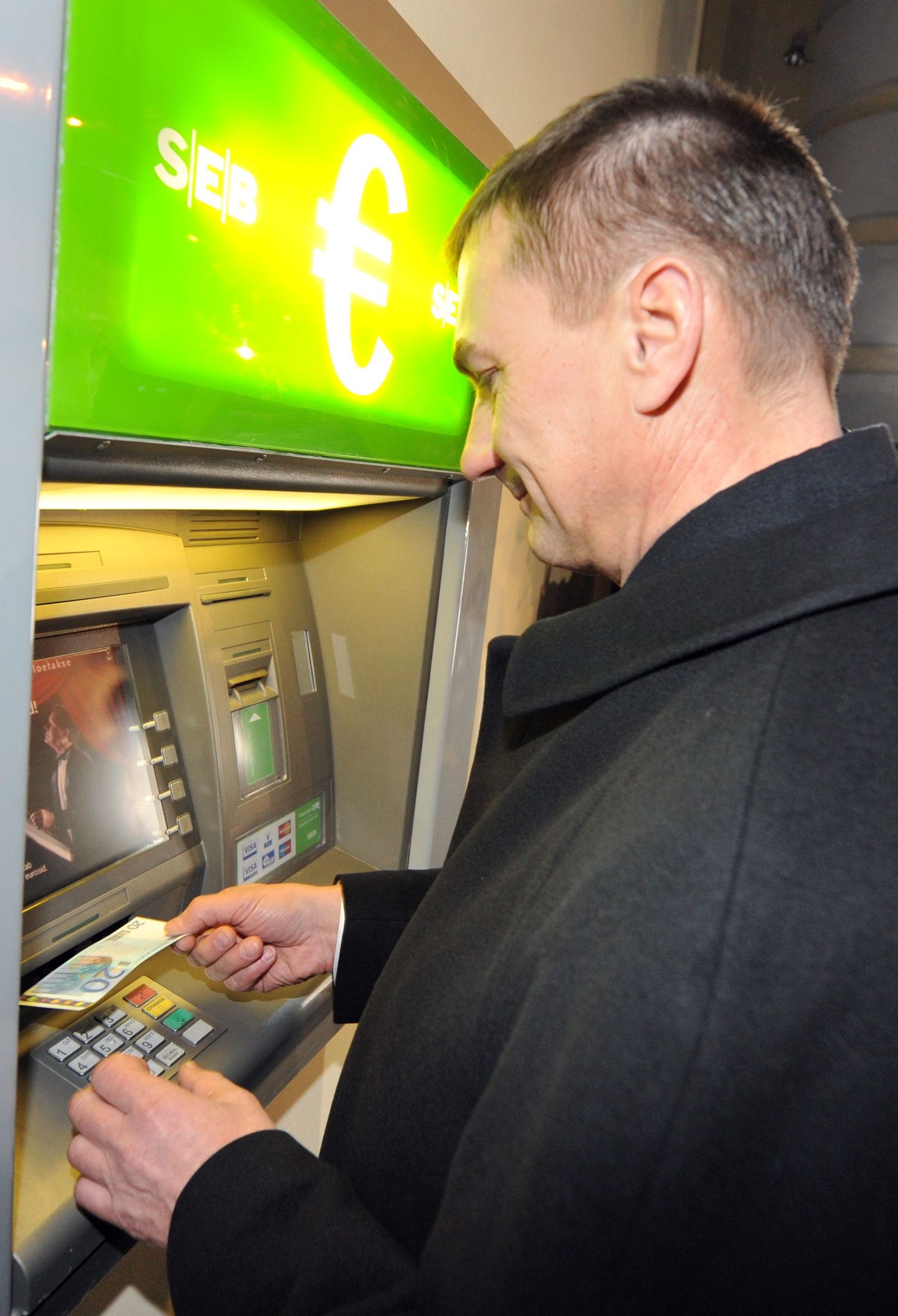 Pangaautomaat, millest peaminister Andrus Ansip esimesed eurod sai.