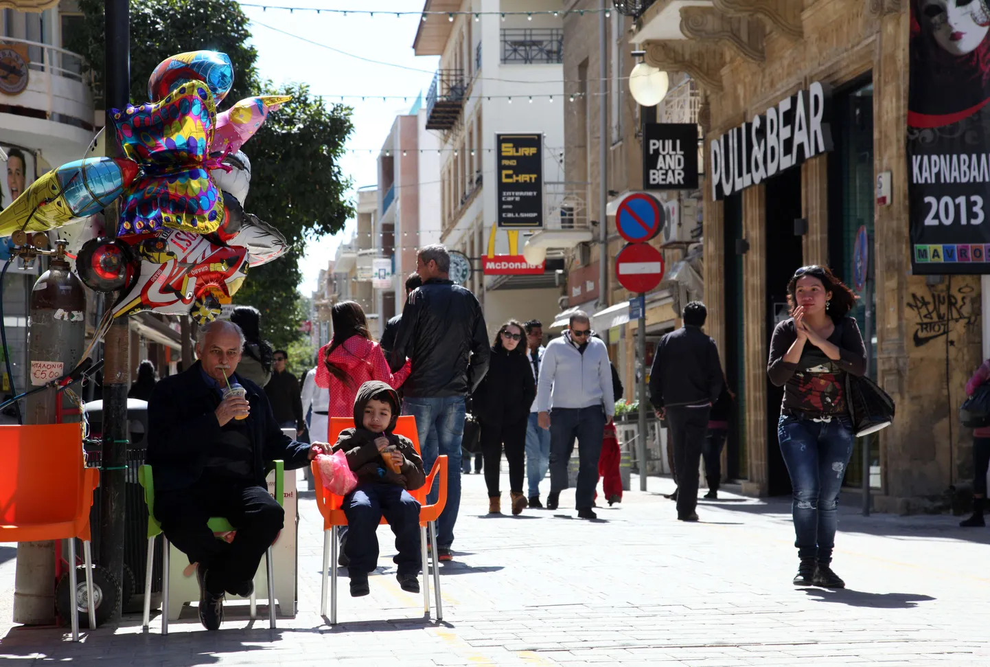 Inimesed täna Küprose pealinnas Nikosas kesklinnas jalutamas.