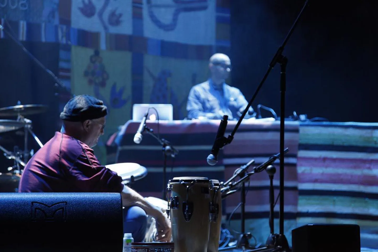Drum Prana liige Brian Melvin (vasakul) improviseeris bongodel ja muudel rütmipillidel.