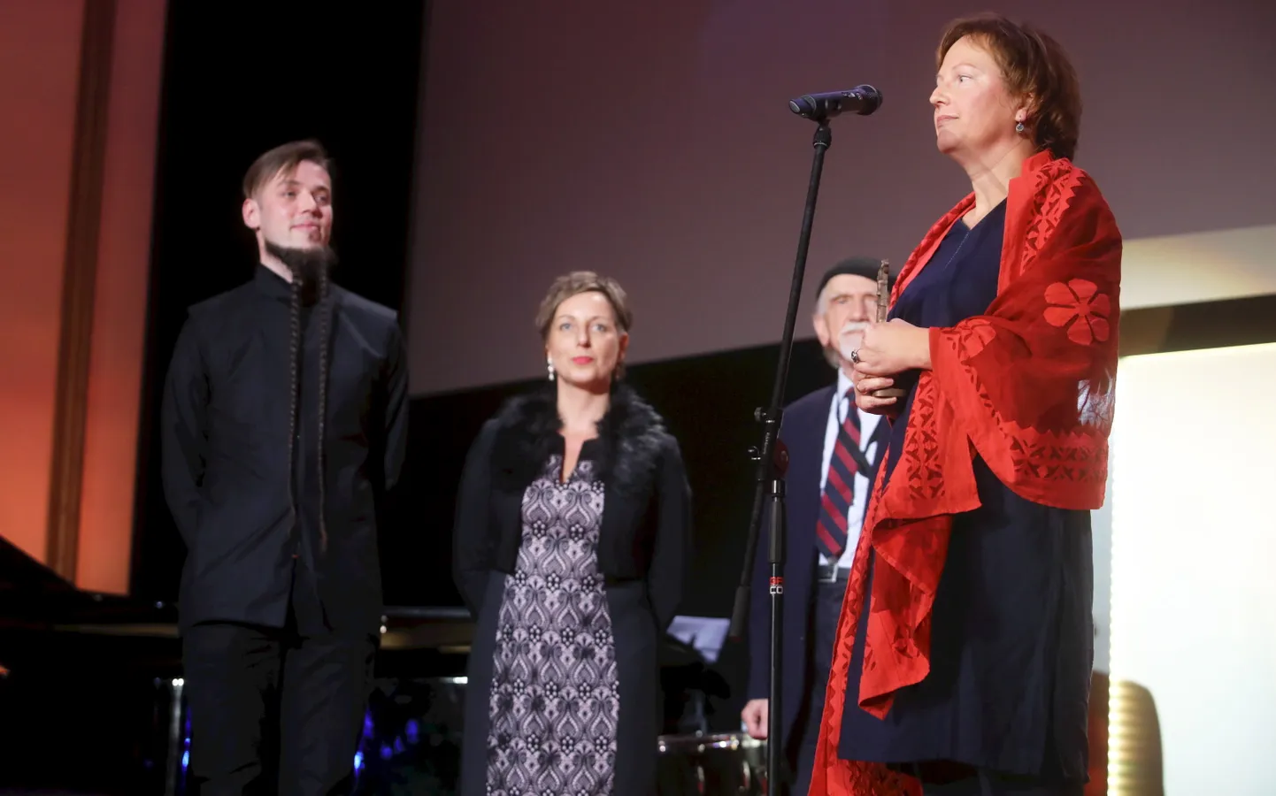 Režisore Kristīne Briede ar saņemto nacionālā kino festivāla "Lielais Kristaps" balvu par labāko pilnmetrāžas dokumentālo filmu "Laika tilti" apbalvošanas ceremonijas laikā kinoteātrī "Splendid Palace".