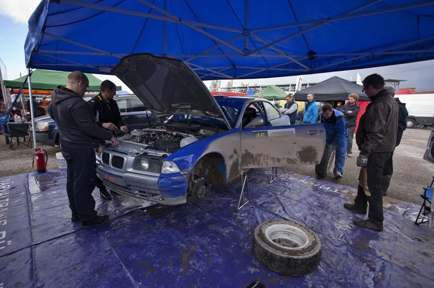 Argo Kuutokil, kaardilugeja Krister Aasal ning abijõududel kulus ligemale aasta, et Inglismaalt soetatud BMW-st valmiks ralliauto. Debüütvõistlusel tuli meestel küll ralli lõpuosas katkestada, kuid masin pidas end Kuutoki sõnul üldjuhul siiski eeskujulikult üleval.