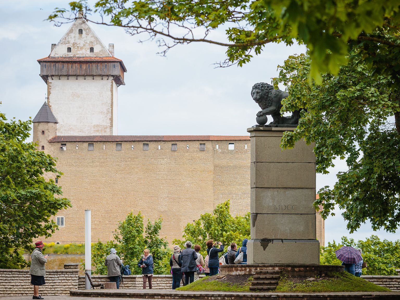 Külastusuuringust tuli välja, et esimesena seostub inimestel Ida-Virumaaga Narva linn. Küsitletud mainisid, et Narva on nagu Ida-Virumaa pealinn, sest see on oma ajaloo poolest tähtis ja ka tegevusi on seal rohkem.