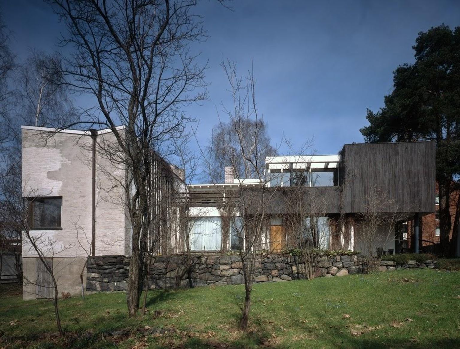 Arhitektidest abikaasad Alvar ja Aino Aalto kavandasid maja nii koduks kui ka kontoriks. Pildil villa siseõu. FOTO: Maija Holma/Alvar Aalto Fond