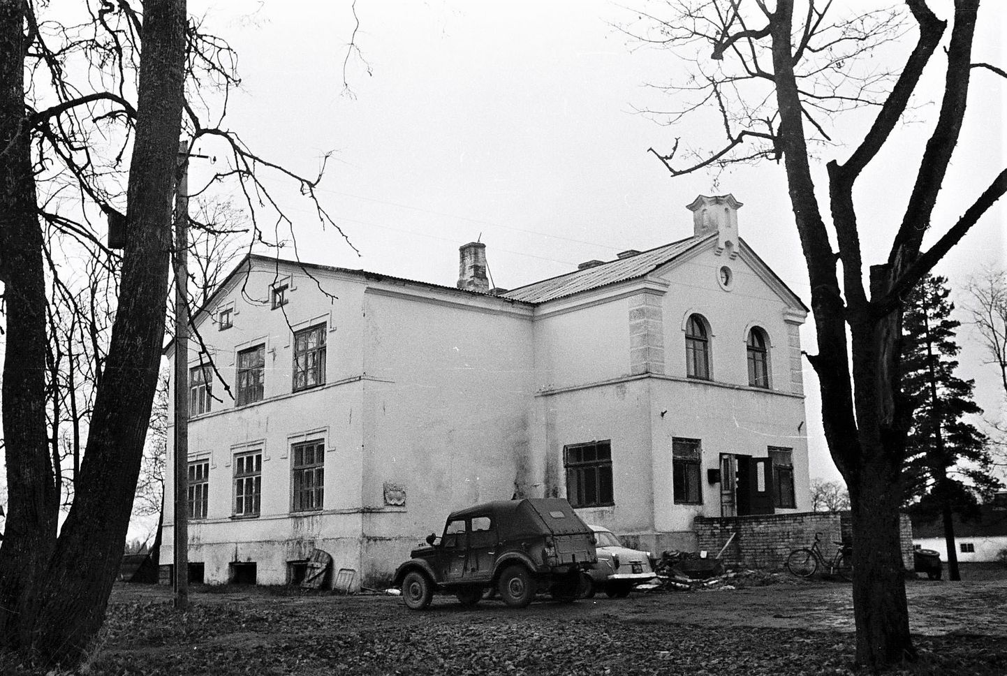 На этой фотографии 1967 года запечатлено главное здание мызы Куртна, куда 18 февраля 1960 года въехала местная библиотека и где к тому времени уже располагался совхозный центр.