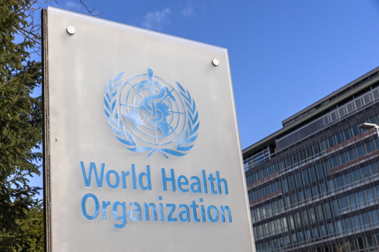 Maailma Terviseorganisatsiooni (WHO) logo organisatsiooni peakorteri ees Genfis. Foto on illustratiivne.