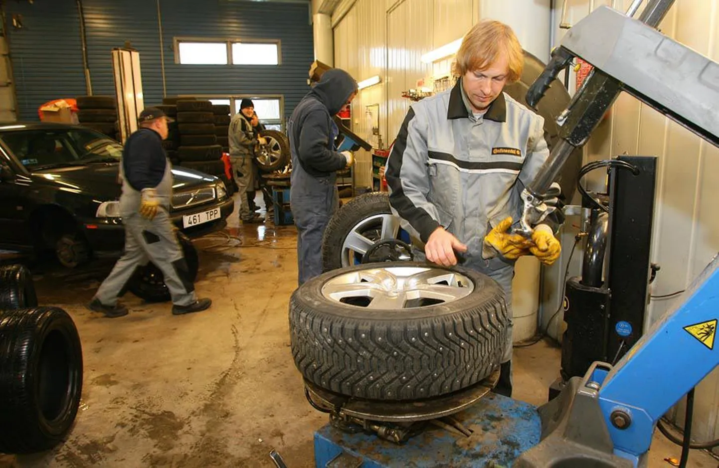 Vana-Võidu autokeskuses, kus kliente teenindatakse elavas järjekorras, jagus töömeestel eile tegevust, kuid kliente ukse taga ei tungelnud.