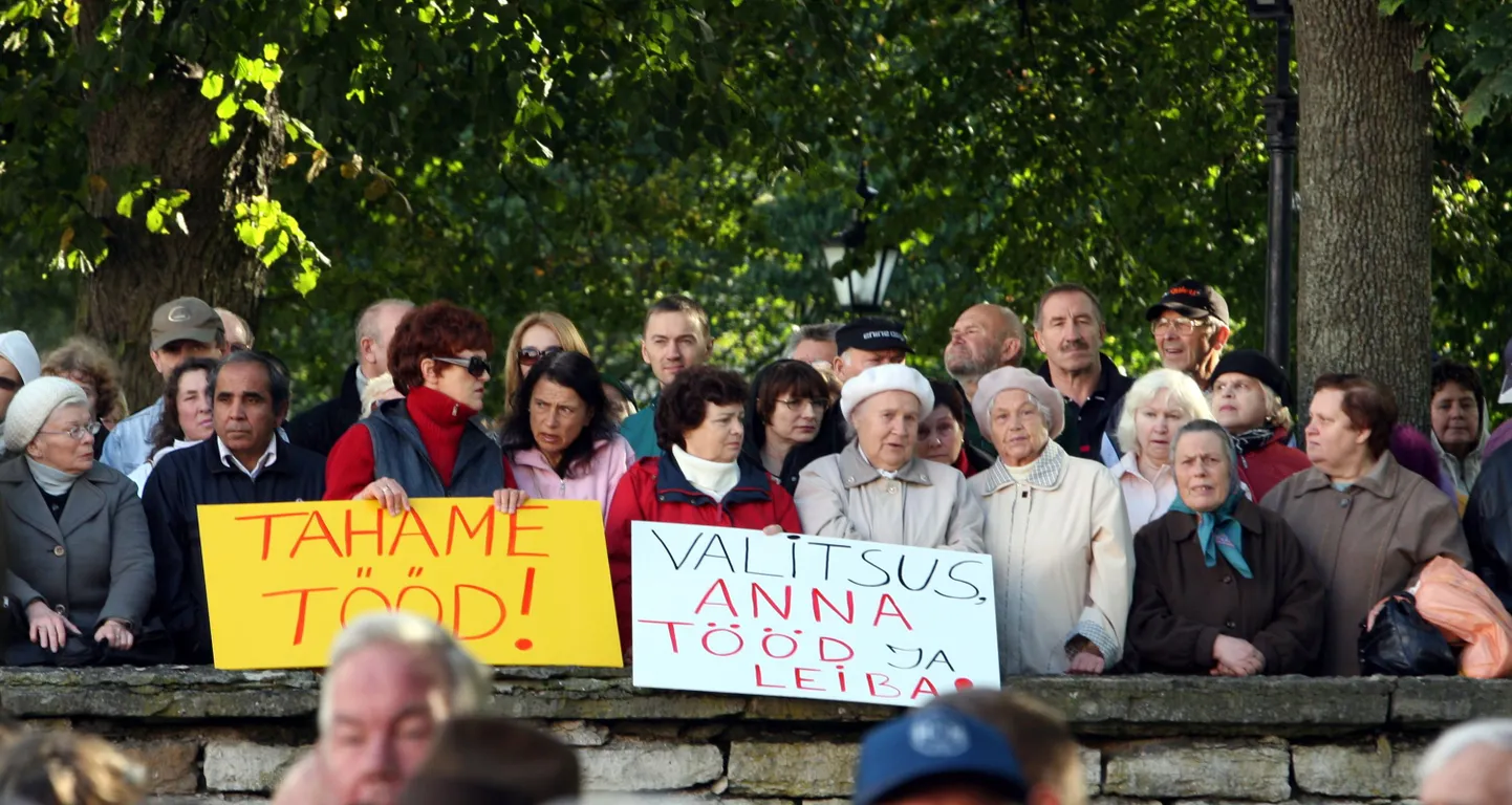 Pensionärid mullu sügisel Toompeal meelt avaldamas. Faktum & Ariko uuringust ilmnes, et pensionärid on muutunud kolme kuuga pessimistlikumaks.