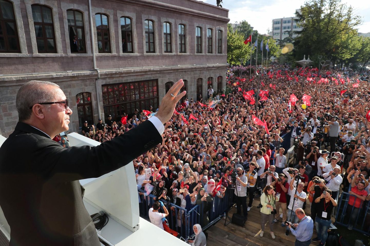 Türgi president Recep Tayyip Erdoğan pidas laupäeval kõne, milles süüdistas Türgi hädades läänt.