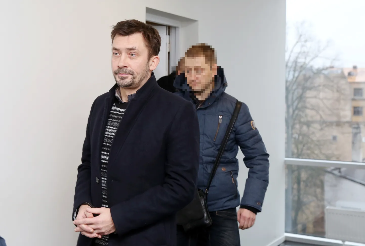 Kriminālprocesā par noziedzīgi iegūtu līdzekļu legalizēšanu ne mazāk kā 50 miljonu eiro apmērā, kura dēļ  notika procesuālās darbības arī likvidējamajā "ABLV Bank", aizturētais jurists Andris Putniņš tiek konvojēts uz Rīgas pilsētas Ziemeļu rajona tiesu, kur tiks skatīts drošības līdzeklis.