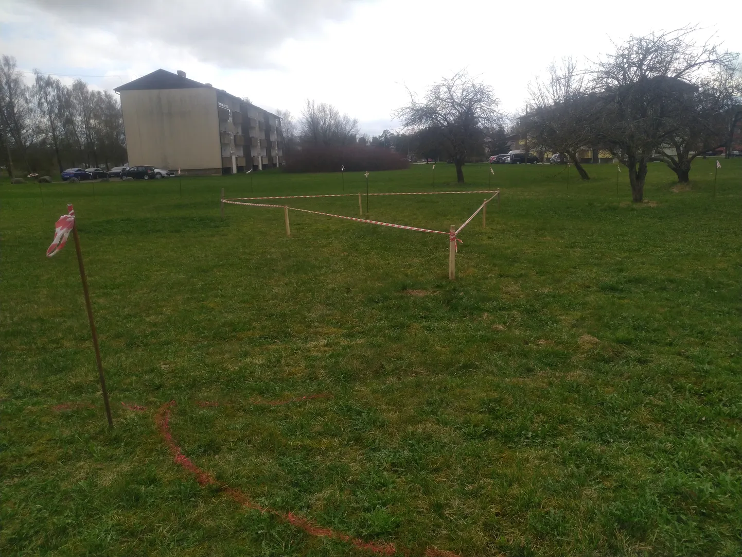 Aravete kortermajade vahele on geodeet Rihard Koll maha märkinud ala, kuhu kerkib kauaoodatud mänguväljak lastele.