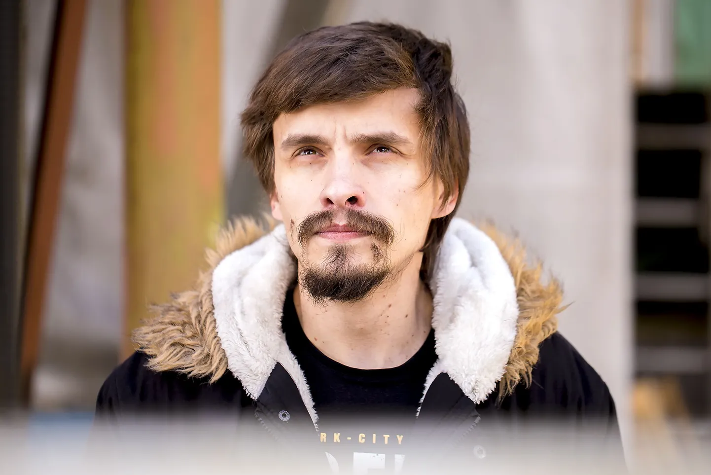 Janno Puusepp on vabakutseline näitekirjanik ja lavastaja, kes ootab oma haiguse tõttu kopsusiirdamist.