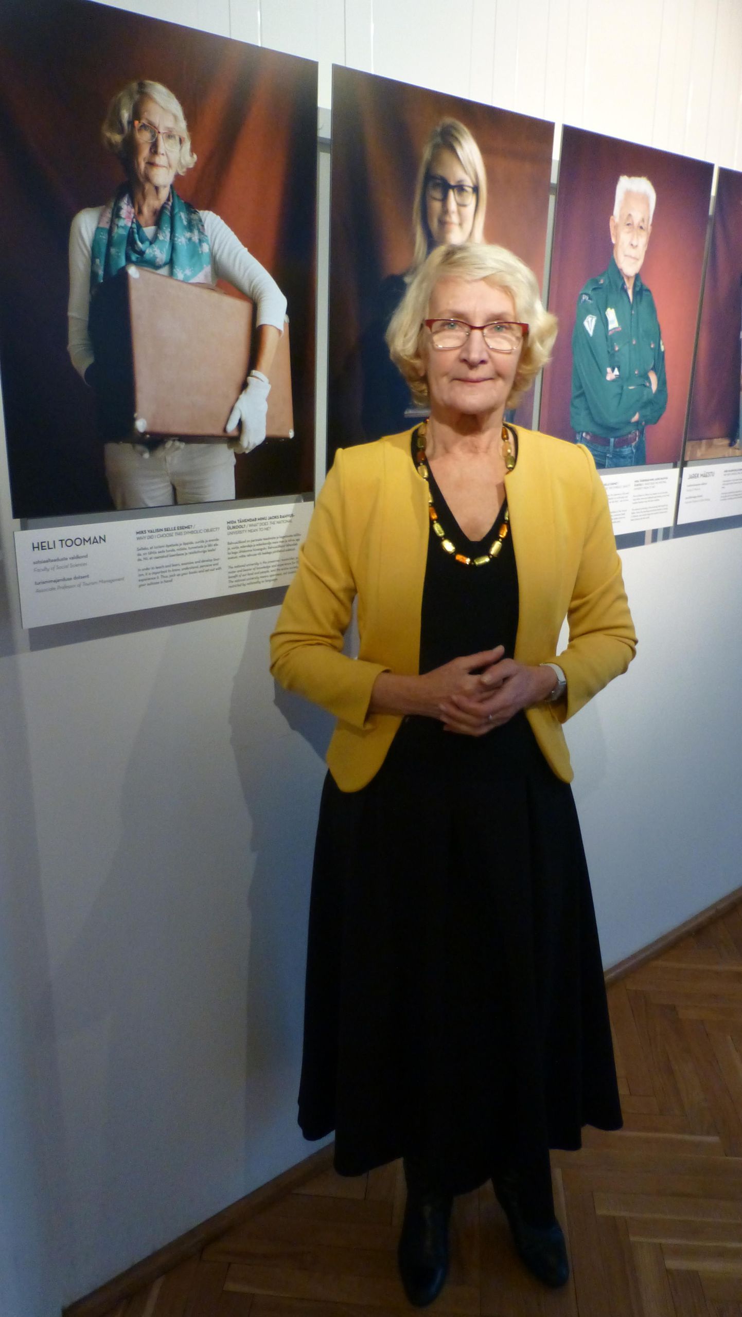 Dotsent Heli Tooman, taustal kõnealune näitus.