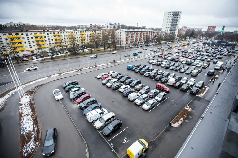 Mustamäe Keskuse parkla.