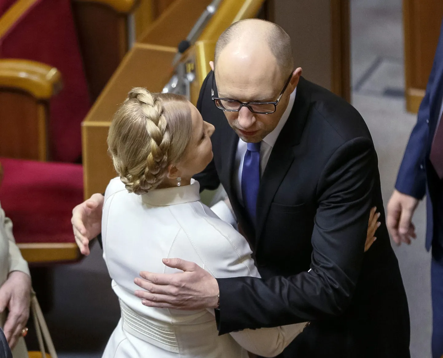 Peaministrikandidaat Arseni Jatsenjuk embab Batkivštšina (isamaa) fraktsiooni juhti Julia Tõmošenkot.