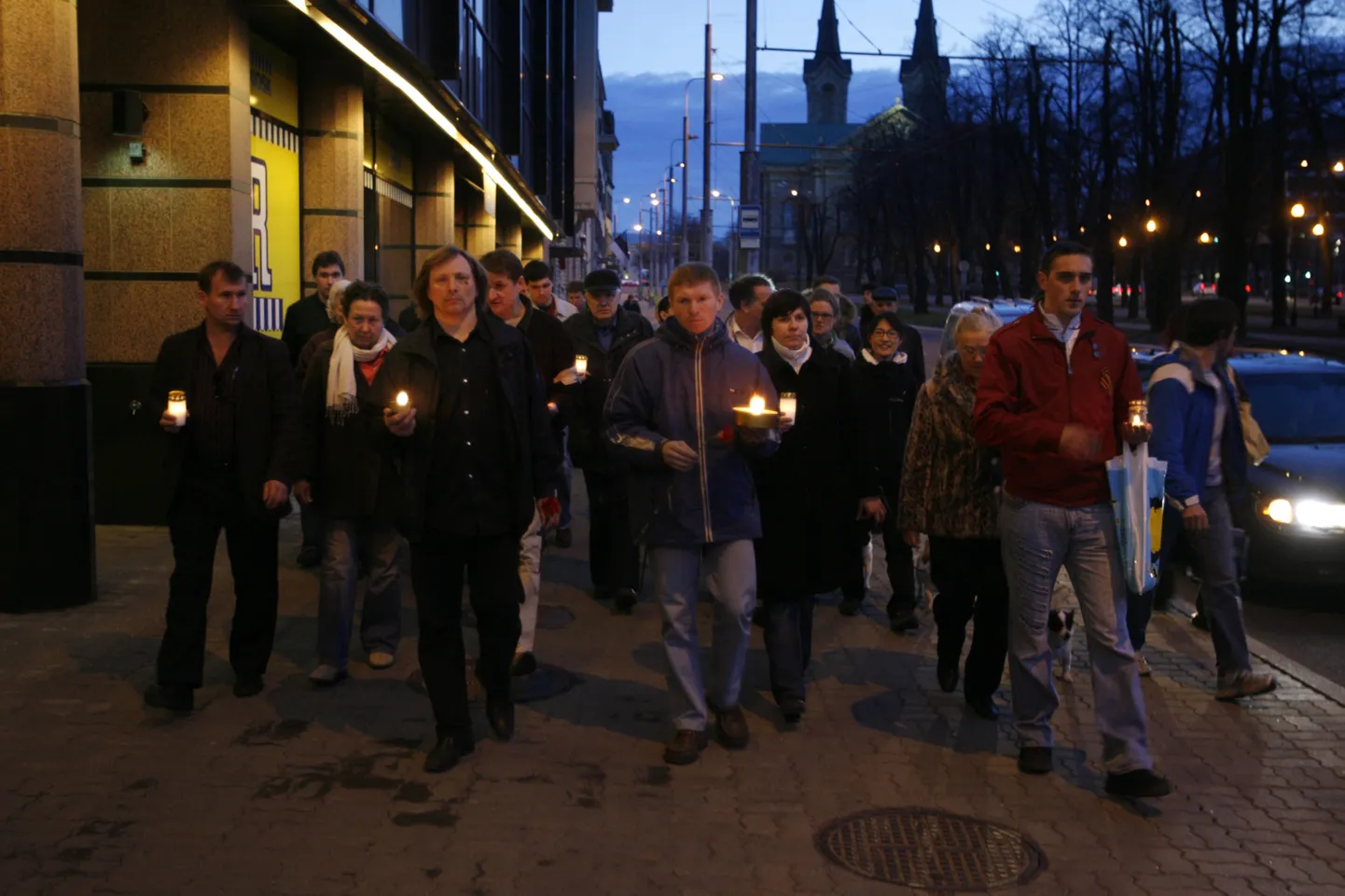 Öine Vahtkond tähistas Tõnismäel Pronkssõduri endisel asukohal 2010. aastal pronksöö kolmandat aastapäeva. Pärast lillede asetamist ja küünalde süütamist liiguti mööda Kaarli puiesteed Tatari tänavale, kus mälestati hukkunud Dmitri Ganinit.