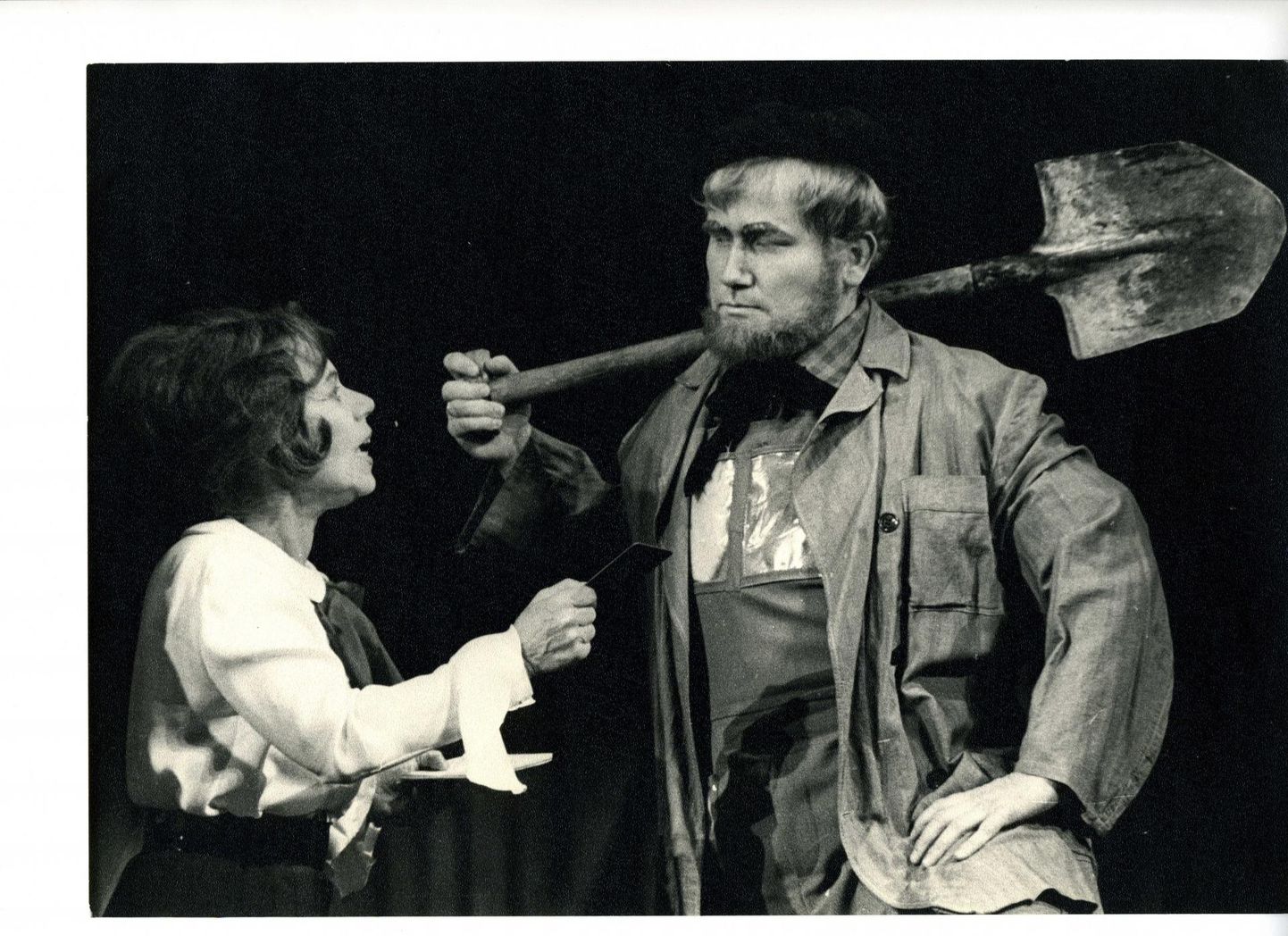 Tõnu Aav lavastuses «Monolisk ehk Alasti tünnis» (1969) Abakuse rollis.