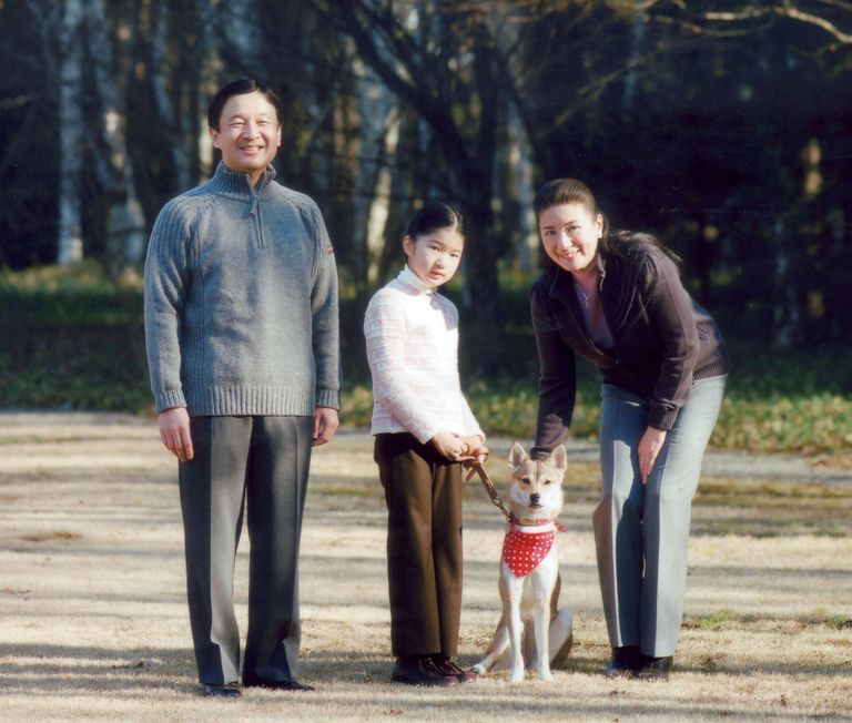 Японский еще тогда наследный принц Нарухито (слева) позирует со своей женой наследной принцессой Масако (справа) и их дочерью принцессой Айко (справа) во дворце Тогу в Токио 24 января 2010 года.