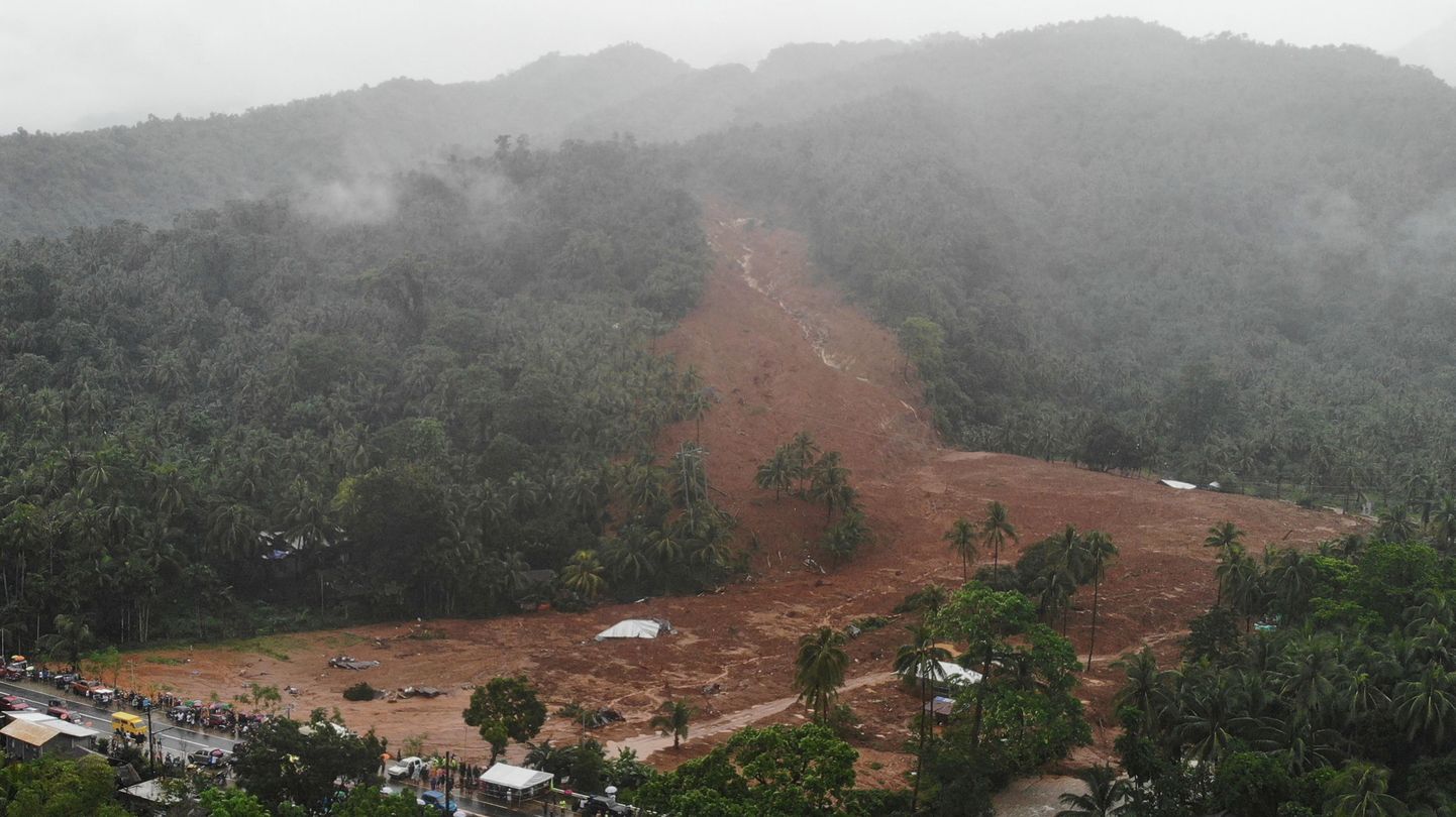 Filipiinide lõunaosas Leyte provintsis maalihke tagajärjel purustatud küla.