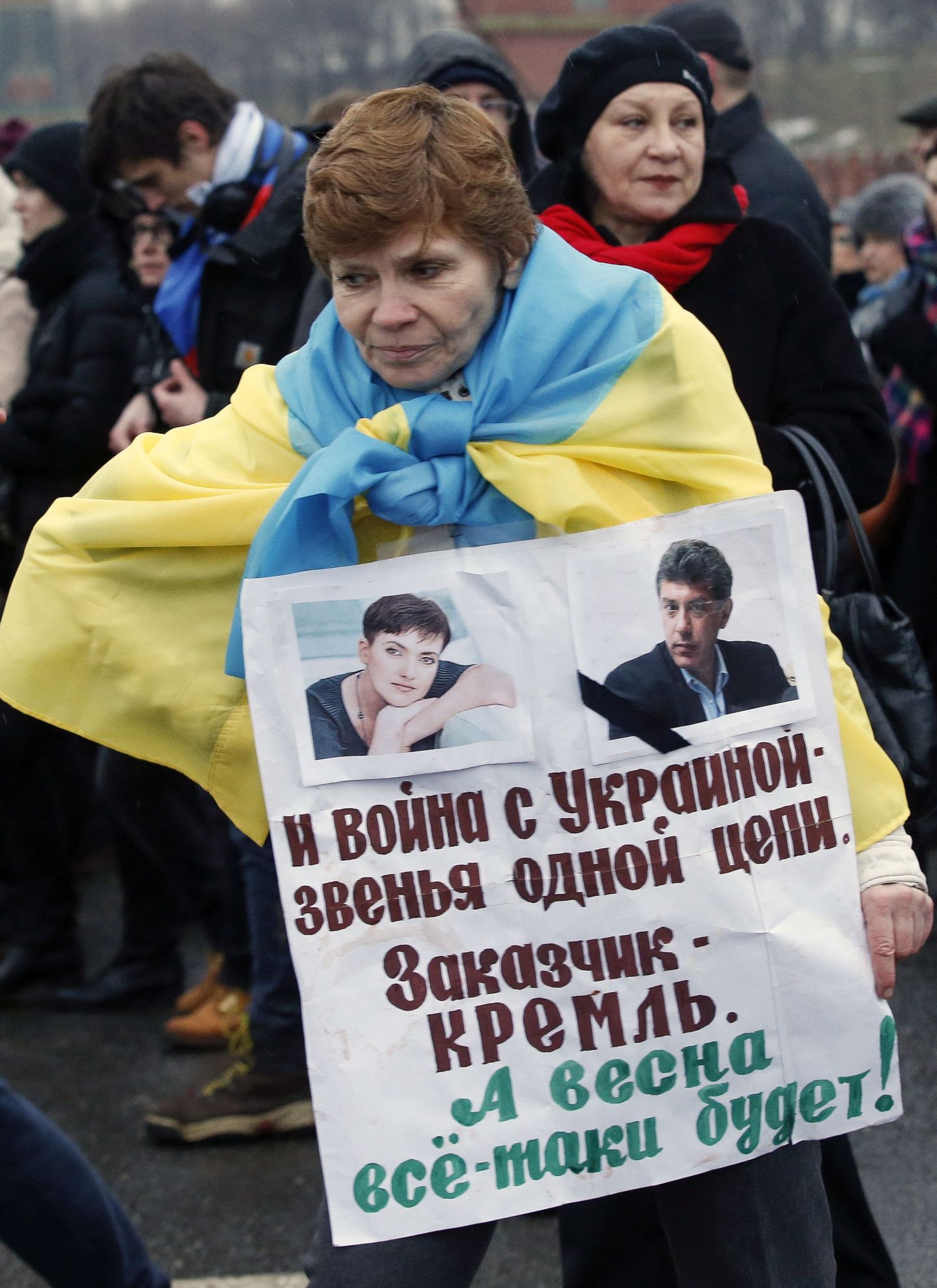 1. märtsi marss Moskvas: Ukraina lippu mähkunud naine plakatitega Moskvas näljastreiki pidavast Ukraina piloodist Nadežda Savtšenkost ja reedel Moskvas maha lastud Vene opositsionäärist Boris Nemtsovist.