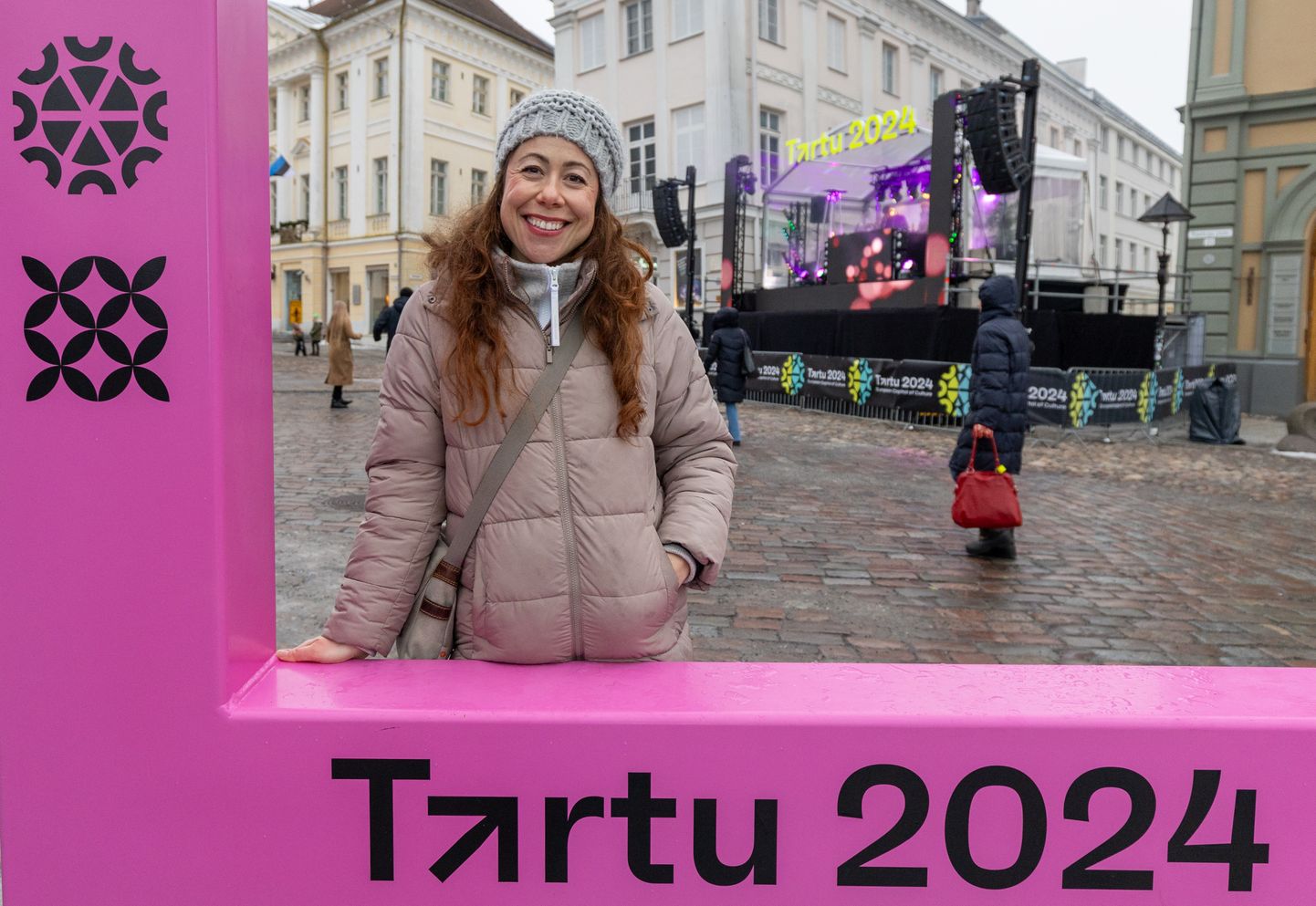 Reisiajakirja Wanderlust ajakirjanik Emma Thomson nautimas kultuuriaasta avamiseelset soojenduspidu Tartu raekoja platsil.