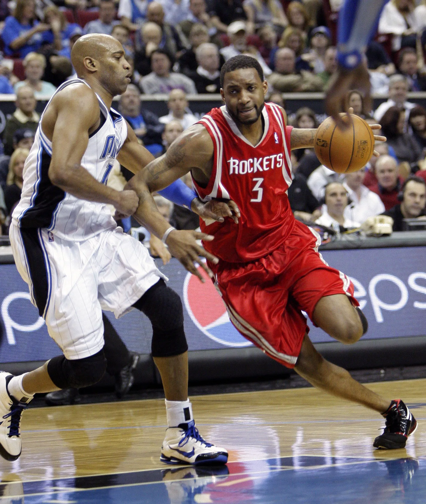 Tracy McGrady (palliga) Houston Rocketsi särgis. Mees on mänginud ka Hiinas.