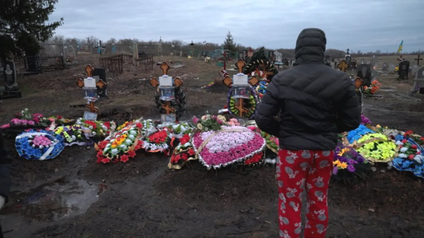 Дима Пантелеев у могил своих родителей и дедушки с бабушкой, погибших от одной ракеты.